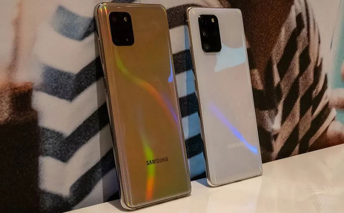 Mặt lưng 2 smartphone khá đẹp mắt