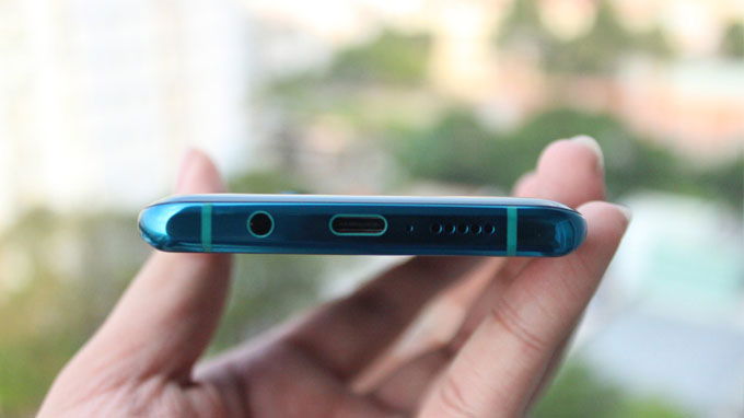 Thật may mắn khi Xiaomi Mi CC9 Pro vẫn giữ lại jack cắm tai nghe 3.5 mm tiện lợi, khi hầu hết các flagship hiện nay đã loại bỏ tính năng này