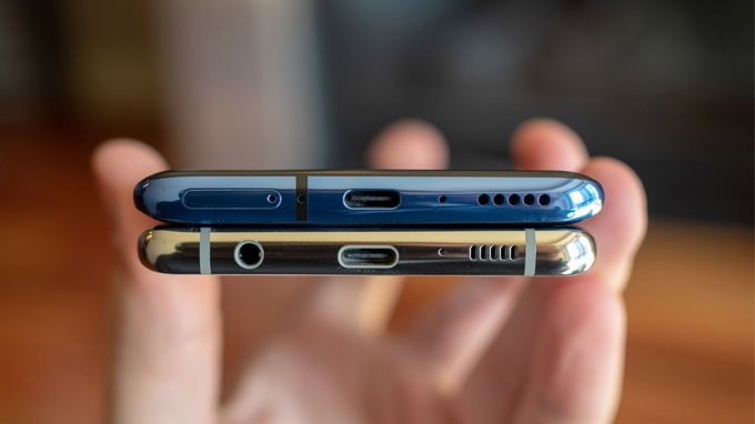 Đáng chú ý là thiết bị s10 vẫn còn một giắc cắm tai nghe 