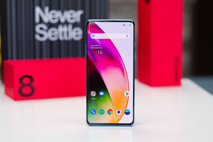 OnePlus 8 sở hữu chipset Snapdragon 865 cùng 6GB RAM và 128GB bộ nhớ trong