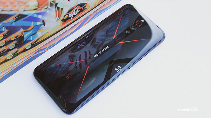 Red Magic 5G được trang bị các dải màu bắt mắt và hầm hố ở mặt sau