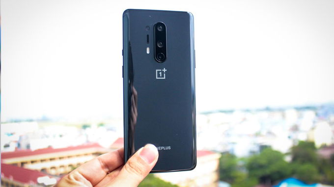 OnePlus 8 sử dụng thiết kế uốn cong một cách nhẹ nhàng giúp thiết bị trở nên tinh tế hơn