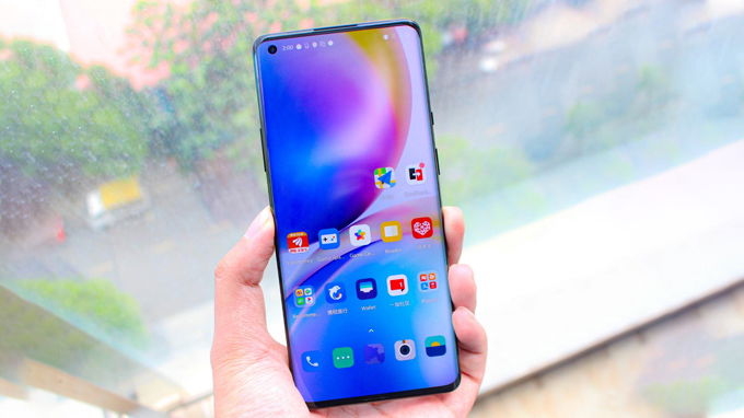 OnePlus 8 có mật độ điểm ảnh cao hơn và còn hỗ trợ HDR10 + 