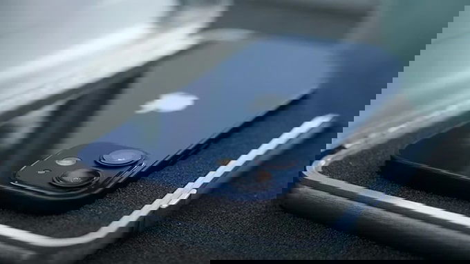 iPhone 12 mini và iPhone SE 2020 đều là những điện thoại có thiết kế nhỏ gọn