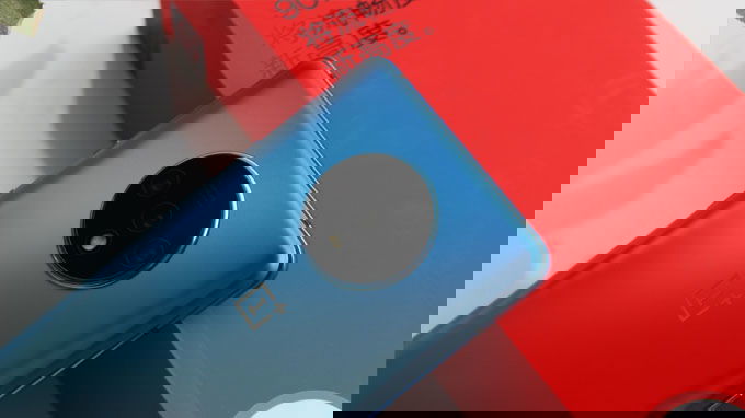 Camera OnePlus 7T được đặt trong một notch hình tròn khá độc đáo
