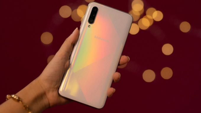 Galaxy A50s còn được 007Win nhà cái ưu ái khi sử dụng mặt lưng sơn dạng cắt kim cương độc đáo