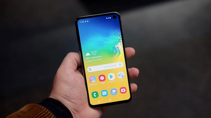  Màn hình nốt ruồi của Galaxy S10e dễ nhìn hơn