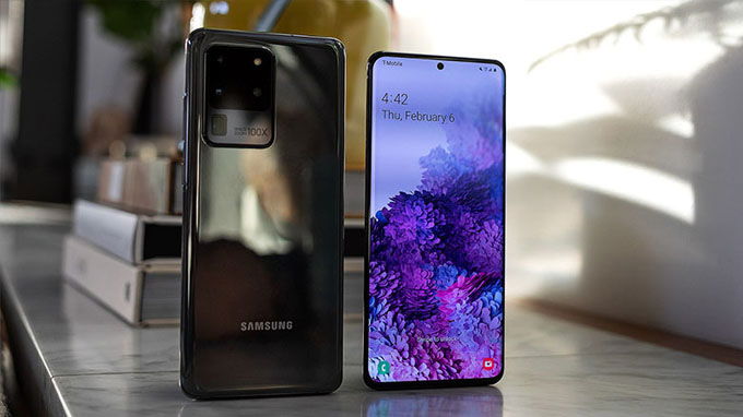 Thiết kế Galaxy S20 Ultra vẫn được hoàn thiện từ khung kim loại chắc chắn kết hợp với mặt lưng kính bóng bẩy