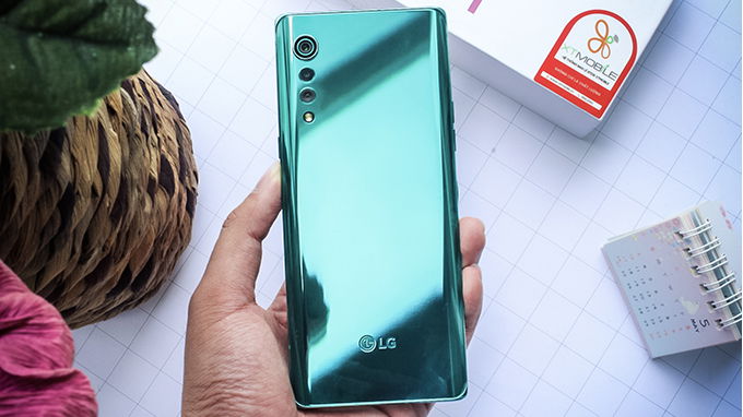 Mặt lưng sang trọng với chất liệu kính bóng bẩy, thời thượng