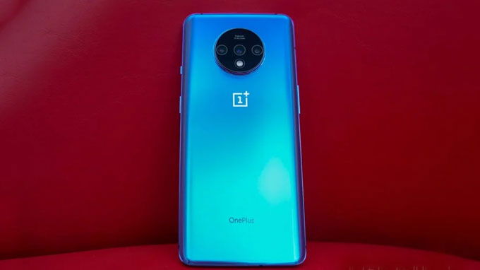Chiếc OnePlus 7T có mặt trước khá giống với chiếc OnePlus 7 trước đó