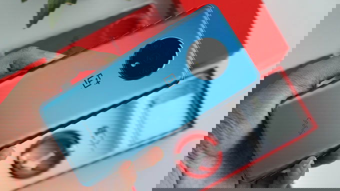 Hộp đựng OnePlus 7T với đầy đủ phụ kiện kèm theo gồm: Củ sạc Warp Charge 30T với công suất 30W, cáp USB-C, ốp lưng dẻo, bộ sách hướng dẫn sửa dụng