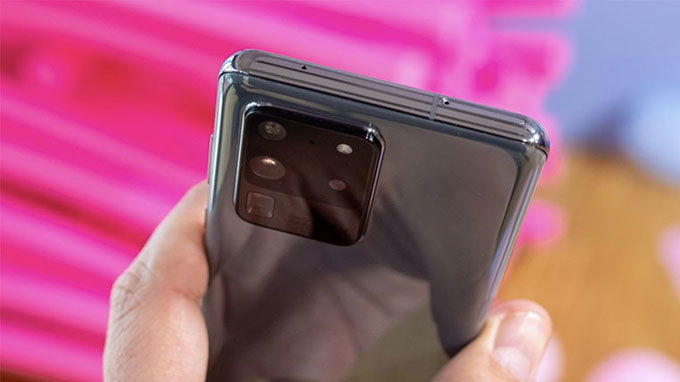 Thiết kế camera mới có phần khá lớn so với mặt lưng máy 