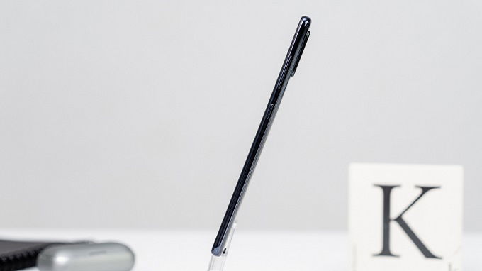 Galaxy A71 có thiết kế nhỏ gọn, các góc cạnh được bo cong mềm mại 