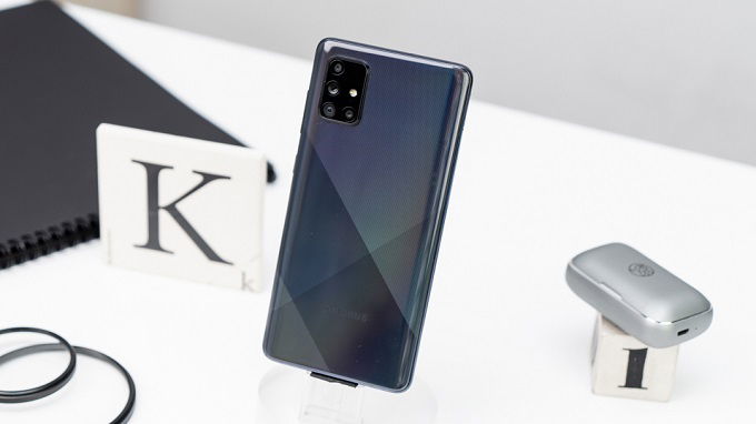 Galaxy A71 được hoàn thiện từ mặt lưng nhựa giả kính với hiệu ứng Prism 