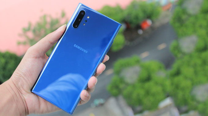 Galaxy Note 10 Aura Blue sở hữu thiết kế tuyệt đẹp, với mặt lưng kính bỏng bẩy màu sắc tuyệt đẹp mang đến sự đẳng cấp sang trọng cho người dùng