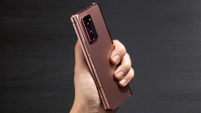 Trên tay Galaxy Z Fold 2 với thiết kế đẹp xuất sắc