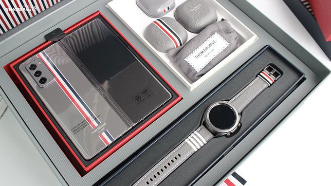 Bộ 3 sản phẩm bên trong hộp gồm, điện thoại Galaxy Z Fold 2 Thom Browne, Galaxy Buds Live và Galaxy Watch 3