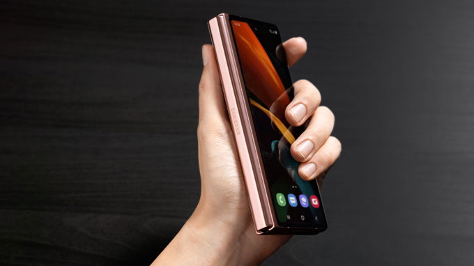 Máy được sử dụng kính siêu mỏng Ultra Thin Glass mang đến độ bền tốt hơn so với thế hệ tiền nhiệm