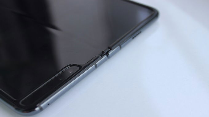Galaxy Fold được khi hãng đang trang bị thêm 2 miếng nhựa nhằm lấp phần hở ở 2 đầu bản lề