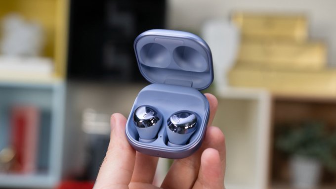 tren-tay-tai-nghe-galaxy-buds-pro-xtmobile