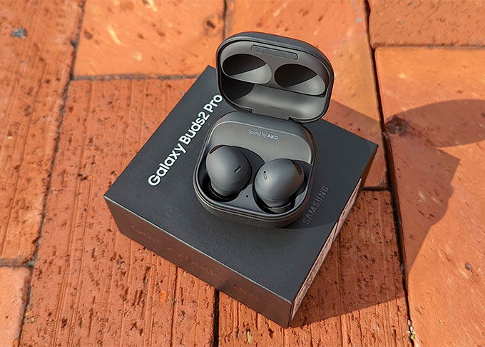 So sánh chi tiết Galaxy Buds 2 và Galaxy Buds 2 Pro: hình dáng