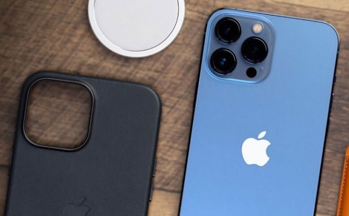 Thiết kế gờ cao bảo vệ tốt cả mặt sau và trước iPhone