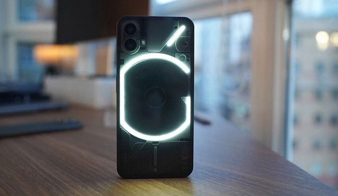 Tổng quan thiết kế Nothing Phone 8GB 128GB trông khá giống với các mẫu flagship của Apple là iPhone 12 và 13