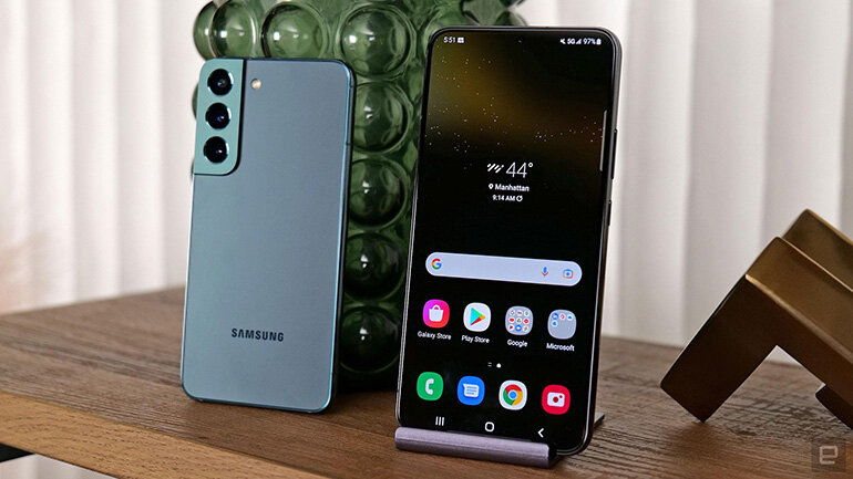 iPhone 13 mini nhỏ gọn hơn Galaxy Z Flip 4 8GB RAM