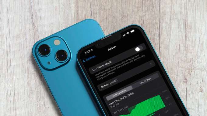 So sánh pin sạc của iPhone 13 và Galaxy A54 5G