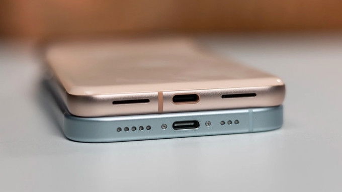 Cổng sạc USB-C trên iPhone 15 (dưới) và Pixel 8 (trên)