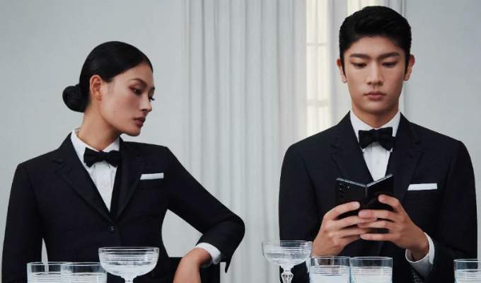 Hình ảnh truyền thông của phiên bản Galaxy Z Fold 5 Thom Browne
