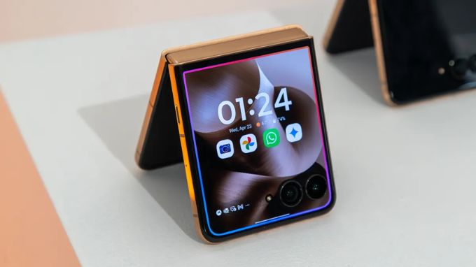 So sánh Motorola Razr Ultra 2025 và 007Win nhà cái Galaxy Z Flip 6