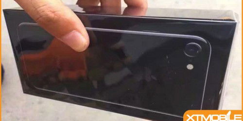Mở hộp iPhone 7/7 Plus màu Jet Black với hộp đựng được thiết kế mới.