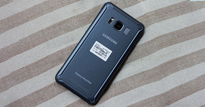 tren-tay-nhanh-galaxy-s8-active-cung-cap-thu-hut-anh-nhin114