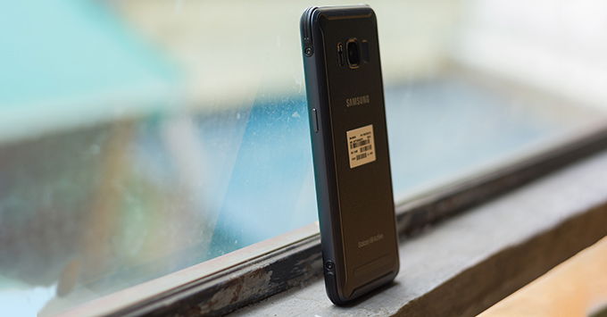 tren-tay-nhanh-galaxy-s8-active-cung-cap-thu-hut-anh-nhin15