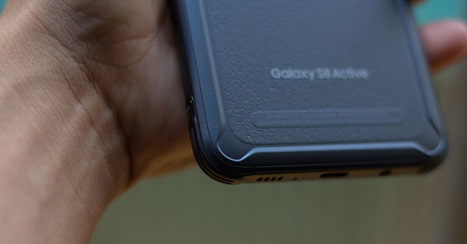tren-tay-nhanh-galaxy-s8-active-cung-cap-thu-hut-anh-nhin4