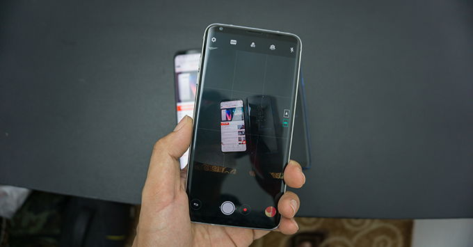 tren-tay-lg-v30-smartphone-hoan-hao-nhat-cua-lg3_1