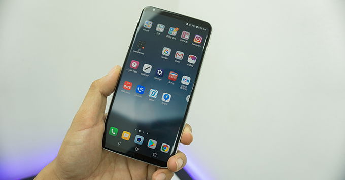 tren-tay-lg-v30-smartphone-hoan-hao-nhat-cua-lg4