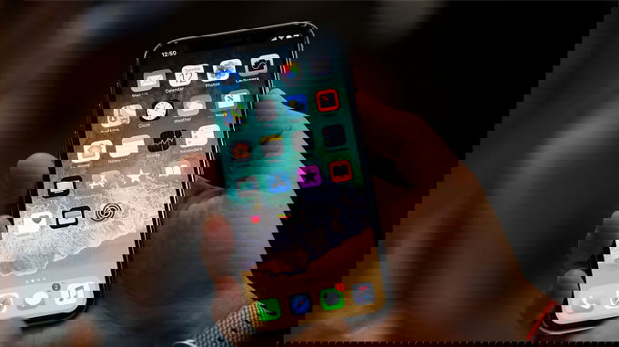 iPhone-X-voi-man-hinh-chi-5