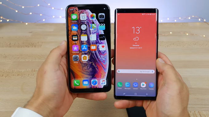 man-hinh-galaxy-note-9-vs-iphone-xs-max-xtmobile