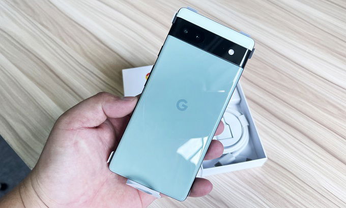 Ngoại hình Google Pixel 6a sang trọng, bắt mắt với điểm nhấn là dải màu đen chứa camera