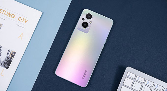 Reno8 Z lại đi cùng cụm camera kép với 2 ống kính lớn đặt dọc cùng 2 ống kính nhỏ ở 2 bên