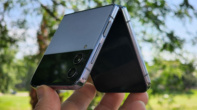 Galaxy Z Flip 4 có mức pin cao hơn hẳn so với iPhone 14