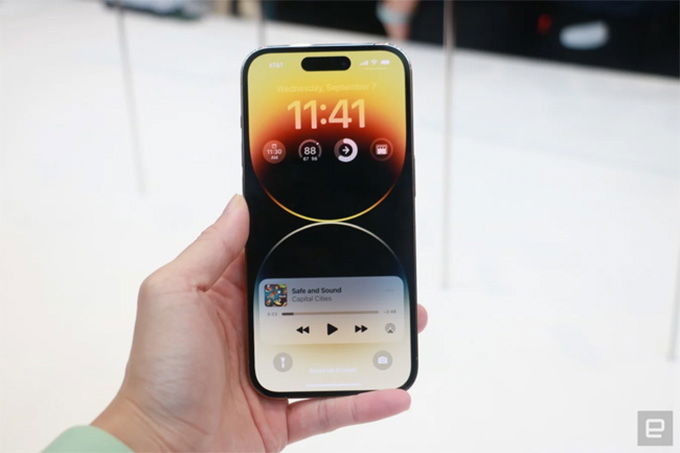 So sánh chi tiết iPhone 14 Pro Max và Galaxy Z Fold 4: tấm nền