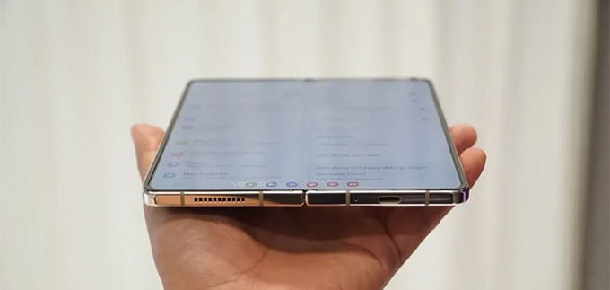 So sánh chi tiết iPhone 14 Pro Max và Galaxy Z Fold 4: Màn hình