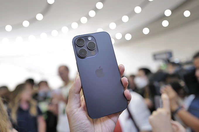 So sánh chi tiết iPhone 14 Pro Max và Galaxy Z Fold 4: Thiết kế
