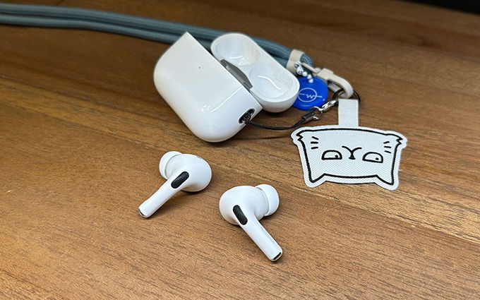 AirPods Pro 2 được thiết kế có thêm khe móc phụ kiện ở case sạc