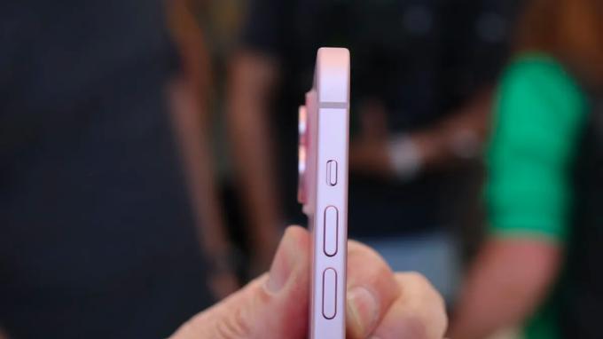 iPhone 15 vẫn có nút gạt tắt âm