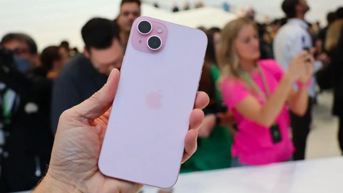 Trên tay iPhone 15 màu hồng