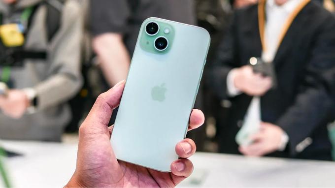 Trên tay iPhone 15 màu xanh lá
